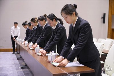 聚焦｜她們可不簡單！微笑、問好、端茶續水，都是這樣苦練出來的——揭秘專業會務服務的幕后訓練